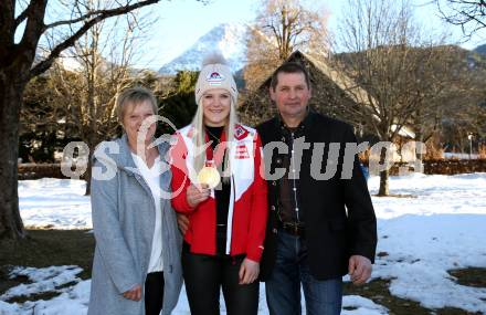 Schi Alpin. Empfang Olympiasiegerin Katharina Truppe.  Mutter Christine, Katharina Truppe, Vater Andreas. Latschach, Finkenstein, am 23.2.2022.
Foto: Kuess
www.qspictures.net
---
pressefotos, pressefotografie, kuess, qs, qspictures, sport, bild, bilder, bilddatenbank