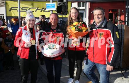 Schi Alpin. Empfang Olympiasiegerin Katharina Truppe. Katharina Truppe, Ferdinand Knees, Elisa Torkar, Karl Jaritz. Latschach, Finkenstein, am 23.2.2022.
Foto: Kuess
www.qspictures.net
---
pressefotos, pressefotografie, kuess, qs, qspictures, sport, bild, bilder, bilddatenbank