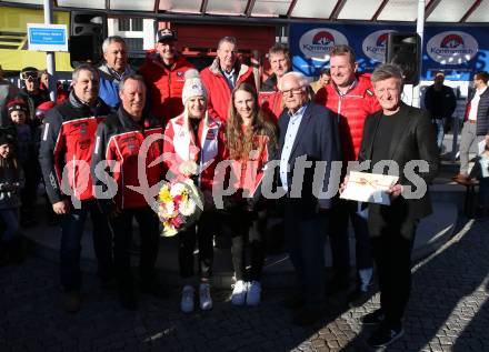 Schi Alpin. Empfang Olympiasiegerin Katharina Truppe. Karl Jaritz, Ferdinand Knees, Katharina Truppe, Elisa Torkar, Anton Leikam, Arno Arthofer, hinten: Fritz Strobl, Thomas Morgenstern, Karl Schnabl, Dieter Moertl. Latschach, Finkenstein, am 23.2.2022.
Foto: Kuess
www.qspictures.net
---
pressefotos, pressefotografie, kuess, qs, qspictures, sport, bild, bilder, bilddatenbank