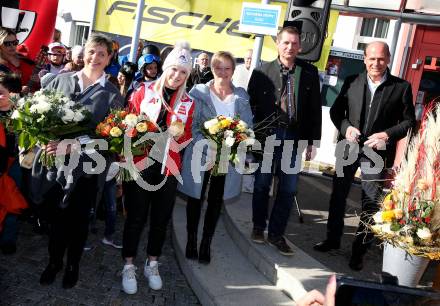 Schi Alpin. Empfang Olympiasiegerin Katharina Truppe. Tante, Katharina Truppe, Mutter Christine, Vater Andreas, Buergermeister Christian Poglitsch. Latschach, Finkenstein, am 23.2.2022.
Foto: Kuess
www.qspictures.net
---
pressefotos, pressefotografie, kuess, qs, qspictures, sport, bild, bilder, bilddatenbank