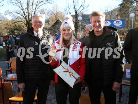 Schi Alpin. Empfang Olympiasiegerin Katharina Truppe. Landeshauptmann Peter Kaiser, Katharina Truppe, Arno Arthofer. Latschach, Finkenstein, am 23.2.2022.
Foto: Kuess
www.qspictures.net
---
pressefotos, pressefotografie, kuess, qs, qspictures, sport, bild, bilder, bilddatenbank