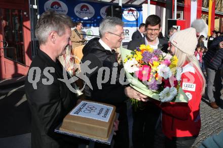 Schi Alpin. Empfang Olympiasiegerin Katharina Truppe. Arno Arthofer, Landeshauptmann Peter Kaiser, Katharina Truppe, Martin Gruber, . Latschach, Finkenstein, am 23.2.2022.
Foto: Kuess
www.qspictures.net
---
pressefotos, pressefotografie, kuess, qs, qspictures, sport, bild, bilder, bilddatenbank