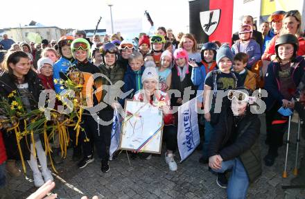 Schi Alpin. Empfang Olympiasiegerin Katharina Truppe. Katharina Truppe,  Volksschulkinder. Latschach, Finkenstein, am 23.2.2022.
Foto: Kuess
www.qspictures.net
---
pressefotos, pressefotografie, kuess, qs, qspictures, sport, bild, bilder, bilddatenbank