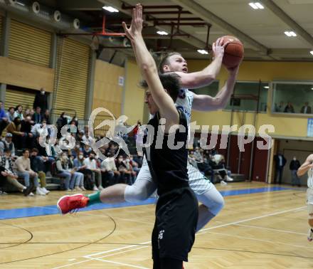 Basketball 2. Liga 2021/2022. Grunddurchgang 15. Runde.  KOS Celovec gegen  Woerthersee Piraten. Tim Huber (KOS), Felix Leindecker  (Piraten). Klagenfurt, am 25.2.2022.
Foto: Kuess
www.qspictures.net
---
pressefotos, pressefotografie, kuess, qs, qspictures, sport, bild, bilder, bilddatenbank