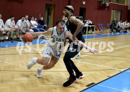 Basketball 2. Liga 2021/2022. Grunddurchgang 15. Runde.  KOS Celovec gegen  Woerthersee Piraten. Marko Gutalj  (KOS), Shawn Ray  (Piraten). Klagenfurt, am 25.2.2022.
Foto: Kuess
www.qspictures.net
---
pressefotos, pressefotografie, kuess, qs, qspictures, sport, bild, bilder, bilddatenbank