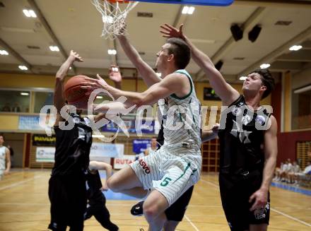 Basketball 2. Liga 2021/2022. Grunddurchgang 15. Runde.  KOS Celovec gegen  Woerthersee Piraten. Andi Smrtnik (KOS), Alexander Pirker, Shawn Ray  (Piraten). Klagenfurt, am 25.2.2022.
Foto: Kuess
www.qspictures.net
---
pressefotos, pressefotografie, kuess, qs, qspictures, sport, bild, bilder, bilddatenbank