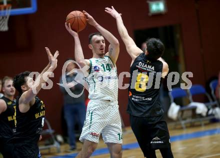 Basketball 2. Liga 2021/2022. Grunddurchgang 17. Runde.  KOS Celovec gegen  Guessing/Jennersdorf Blackbirds. Marko Gutalj  (KOS), Bernhard Koch  (Blackbirds). Klagenfurt, am 27.2.2022.
Foto: Kuess
www.qspictures.net
---
pressefotos, pressefotografie, kuess, qs, qspictures, sport, bild, bilder, bilddatenbank