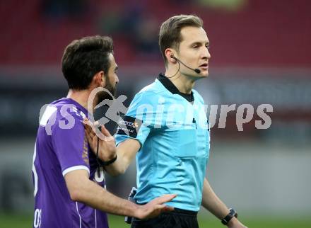 Fussball Bundesliga. SK Austria Klagenfurt gegen SV Guntamatic Ried.  Kosmas Gkezos, (Klagenfurt), Schiedsrichter Christian-Petru Ciochirca. Klagenfurt, am 27.2.2022.
Foto: Kuess
www.qspictures.net
---
pressefotos, pressefotografie, kuess, qs, qspictures, sport, bild, bilder, bilddatenbank