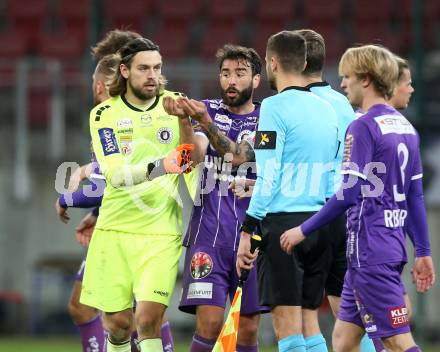 Fussball Bundesliga. SK Austria Klagenfurt gegen SV Guntamatic Ried.  Phillip Menzel, Kosmas Gkezos, (Klagenfurt), Schiedsrichter Christian-Petru Ciochirca,. Klagenfurt, am 27.2.2022.
Foto: Kuess
www.qspictures.net
---
pressefotos, pressefotografie, kuess, qs, qspictures, sport, bild, bilder, bilddatenbank