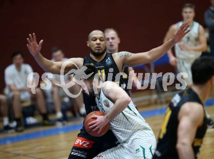 Basketball 2. Liga 2021/2022. Grunddurchgang 17. Runde.  KOS Celovec gegen  Guessing/Jennersdorf Blackbirds.  Marin Sliskovic (KOS),  Gary Ware  (Blackbirds). Klagenfurt, am 27.2.2022.
Foto: Kuess
www.qspictures.net
---
pressefotos, pressefotografie, kuess, qs, qspictures, sport, bild, bilder, bilddatenbank