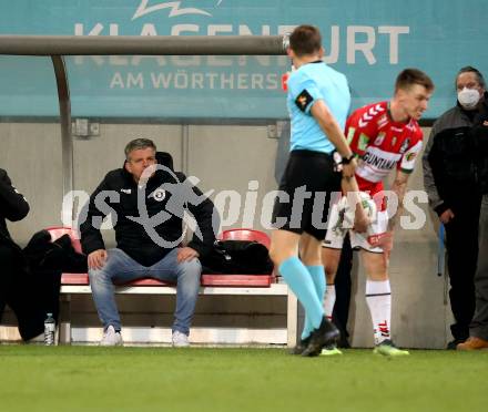 Fussball Bundesliga. SK Austria Klagenfurt gegen SV Guntamatic Ried.  Rote Karte fuer Matthias Imhof (Klagenfurt). Klagenfurt, am 27.2.2022.
Foto: Kuess
www.qspictures.net
---
pressefotos, pressefotografie, kuess, qs, qspictures, sport, bild, bilder, bilddatenbank