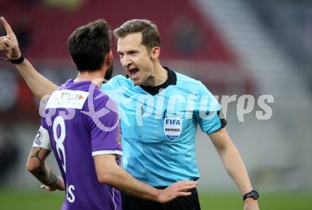 Fussball Bundesliga. SK Austria Klagenfurt gegen SV Guntamatic Ried.  Kosmas Gkezos,  (Klagenfurt), Schiedsrichter Christian-Petru Ciochirca,. Klagenfurt, am 27.2.2022.
Foto: Kuess
www.qspictures.net
---
pressefotos, pressefotografie, kuess, qs, qspictures, sport, bild, bilder, bilddatenbank