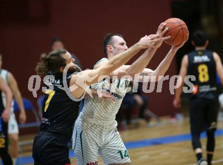 Basketball 2. Liga 2021/2022. Grunddurchgang 17. Runde.  KOS Celovec gegen  Guessing/Jennersdorf Blackbirds.  Marko Gutalj (KOS),  Florian Poecksteiner   (Blackbirds). Klagenfurt, am 27.2.2022.
Foto: Kuess
www.qspictures.net
---
pressefotos, pressefotografie, kuess, qs, qspictures, sport, bild, bilder, bilddatenbank