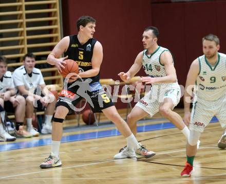 Basketball 2. Liga 2021/2022. Grunddurchgang 17. Runde.  KOS Celovec gegen  Guessing/Jennersdorf Blackbirds.  Marko Gutalj (KOS), Sebastian Koch  (Blackbirds). Klagenfurt, am 27.2.2022.
Foto: Kuess
www.qspictures.net
---
pressefotos, pressefotografie, kuess, qs, qspictures, sport, bild, bilder, bilddatenbank