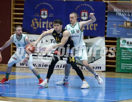 Basketball 2. Liga 2021/2022. Grunddurchgang 17. Runde.  KOS Celovec gegen  Guessing/Jennersdorf Blackbirds. Erik Groznik  (KOS), Christoph Astl   (Blackbirds). Klagenfurt, am 27.2.2022.
Foto: Kuess
www.qspictures.net
---
pressefotos, pressefotografie, kuess, qs, qspictures, sport, bild, bilder, bilddatenbank