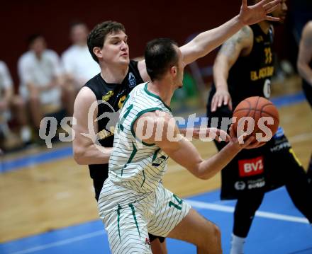 Basketball 2. Liga 2021/2022. Grunddurchgang 17. Runde.  KOS Celovec gegen  Guessing/Jennersdorf Blackbirds. Marko Gutalj  (KOS),  Sebastian Koch  (Blackbirds). Klagenfurt, am 27.2.2022.
Foto: Kuess
www.qspictures.net
---
pressefotos, pressefotografie, kuess, qs, qspictures, sport, bild, bilder, bilddatenbank