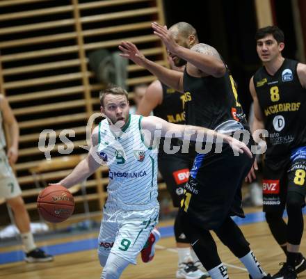 Basketball 2. Liga 2021/2022. Grunddurchgang 17. Runde.  KOS Celovec gegen  Guessing/Jennersdorf Blackbirds.  Tim Huber (KOS),  Gary Ware (Blackbirds). Klagenfurt, am 27.2.2022.
Foto: Kuess
www.qspictures.net
---
pressefotos, pressefotografie, kuess, qs, qspictures, sport, bild, bilder, bilddatenbank