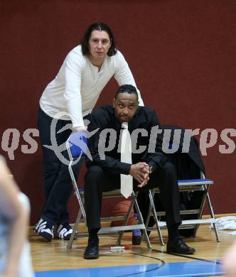 Basketball Zweite Liga 2021/2022. Grunddurchgang 18. Runde.  Woerthersee Piraten gegen 	BBU Salzburg.  Trainer Aaron Mitchell, Andreas Kuttnig (Piraten),  (Salzburg). Klagenfurt, am 5.3.2022. 
Foto: Kuess
www.qspictures.net

---
pressefotos, pressefotografie, kuess, qs, qspictures, sport, bild, bilder, bilddatenbank