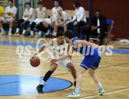 Basketball Zweite Liga 2021/2022. Grunddurchgang 18. Runde.  Woerthersee Piraten gegen 	BBU Salzburg.  Marcus Holyfield (Piraten),  Raphael Miksch (Salzburg). Klagenfurt, am 5.3.2022. 
Foto: Kuess
www.qspictures.net

---
pressefotos, pressefotografie, kuess, qs, qspictures, sport, bild, bilder, bilddatenbank