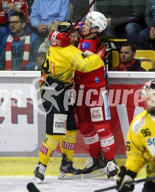 EBEL. Eishockey Bundesliga. KAC gegen	spusu Vienna Capitals. Matt Fraser,  (KAC),  Alex Wall (Vienna Capitals). Klagenfurt, am 11.3.2022.
Foto: Kuess
www.qspictures.net

---
pressefotos, pressefotografie, kuess, qs, qspictures, sport, bild, bilder, bilddatenbank