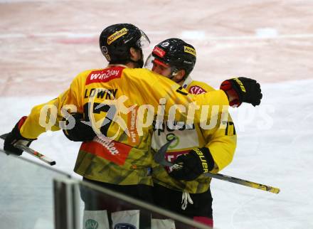 EBEL. Eishockey Bundesliga. KAC gegen	spusu Vienna Capitals. Torjubel Joel Lowry, Matt Bradley  (Vienna Capitals). Klagenfurt, am 11.3.2022.
Foto: Kuess
www.qspictures.net

---
pressefotos, pressefotografie, kuess, qs, qspictures, sport, bild, bilder, bilddatenbank