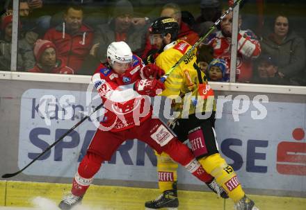 EBEL. Eishockey Bundesliga. KAC gegen	spusu Vienna Capitals. Clemens Unterweger, (KAC), James Sheppard   (Vienna Capitals). Klagenfurt, am 11.3.2022.
Foto: Kuess
www.qspictures.net

---
pressefotos, pressefotografie, kuess, qs, qspictures, sport, bild, bilder, bilddatenbank