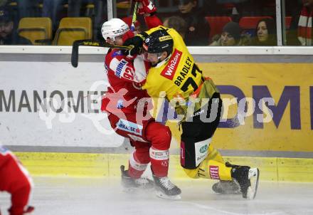 EBEL. Eishockey Bundesliga. KAC gegen	spusu Vienna Capitals. Clemens Unterweger,  (KAC), Matt Bradley  (Vienna Capitals). Klagenfurt, am 11.3.2022.
Foto: Kuess
www.qspictures.net

---
pressefotos, pressefotografie, kuess, qs, qspictures, sport, bild, bilder, bilddatenbank