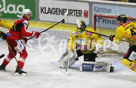 EBEL. Eishockey Bundesliga. KAC gegen	spusu Vienna Capitals. Nicholas Eric Petersen, (KAC),   Bernhard Starkbaum, Anton Karlsson (Vienna Capitals). Klagenfurt, am 11.3.2022.
Foto: Kuess
www.qspictures.net

---
pressefotos, pressefotografie, kuess, qs, qspictures, sport, bild, bilder, bilddatenbank