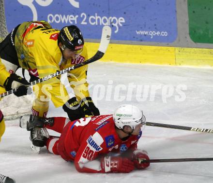 EBEL. Eishockey Bundesliga. KAC gegen	spusu Vienna Capitals. Matthew Fraser, (KAC),  Dominic Hackl  (Vienna Capitals). Klagenfurt, am 11.3.2022.
Foto: Kuess
www.qspictures.net

---
pressefotos, pressefotografie, kuess, qs, qspictures, sport, bild, bilder, bilddatenbank