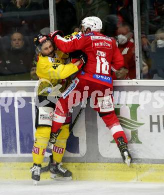 EBEL. Eishockey Bundesliga. KAC gegen	spusu Vienna Capitals. Thomas Koch,  (KAC),  Alex Wall (Vienna Capitals). Klagenfurt, am 11.3.2022.
Foto: Kuess
www.qspictures.net

---
pressefotos, pressefotografie, kuess, qs, qspictures, sport, bild, bilder, bilddatenbank