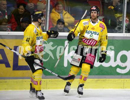 EBEL. Eishockey Bundesliga. KAC gegen	spusu Vienna Capitals. Torjubel Alex Wall, Joel Lowry   (Vienna Capitals). Klagenfurt, am 11.3.2022.
Foto: Kuess
www.qspictures.net

---
pressefotos, pressefotografie, kuess, qs, qspictures, sport, bild, bilder, bilddatenbank