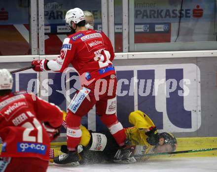 EBEL. Eishockey Bundesliga. KAC gegen	spusu Vienna Capitals. Steven Strong,  (KAC),  Armin Preiser (Vienna Capitals). Klagenfurt, am 11.3.2022.
Foto: Kuess
www.qspictures.net

---
pressefotos, pressefotografie, kuess, qs, qspictures, sport, bild, bilder, bilddatenbank