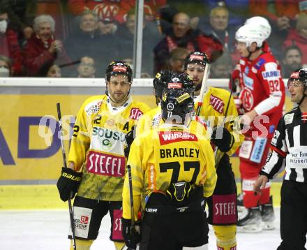 EBEL. Eishockey Bundesliga. KAC gegen	spusu Vienna Capitals.  Torjubel Alex Wall, Joel Lowry, Matt Bradley  (Vienna Capitals). Klagenfurt, am 11.3.2022.
Foto: Kuess
www.qspictures.net

---
pressefotos, pressefotografie, kuess, qs, qspictures, sport, bild, bilder, bilddatenbank