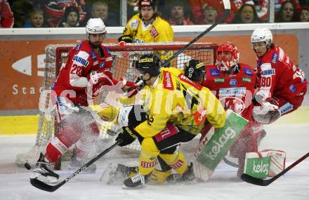 EBEL. Eishockey Bundesliga. KAC gegen	spusu Vienna Capitals. Martin Schumnig, Sebastian Dahm, Nikolaus Kraus, (KAC),  Alex Wall  (Vienna Capitals). Klagenfurt, am 11.3.2022.
Foto: Kuess
www.qspictures.net

---
pressefotos, pressefotografie, kuess, qs, qspictures, sport, bild, bilder, bilddatenbank