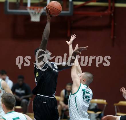 Basketball 2. Liga 2021/2022. Grunddurchgang 19. Runde.  KOS Celovec gegen  RAIDERS Tirol.  Erik Groznik  (KOS), John Franklyn Gardiner   (Tirol). Klagenfurt, am 12.3.2022.
Foto: Kuess
www.qspictures.net
---
pressefotos, pressefotografie, kuess, qs, qspictures, sport, bild, bilder, bilddatenbank