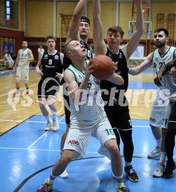 Basketball 2. Liga 2021/2022. Grunddurchgang 19. Runde.  KOS Celovec gegen  RAIDERS Tirol.  Erik Groznik (KOS),  Mihajlo Benic , Timur Bas (Tirol). Klagenfurt, am 12.3.2022.
Foto: Kuess
www.qspictures.net
---
pressefotos, pressefotografie, kuess, qs, qspictures, sport, bild, bilder, bilddatenbank