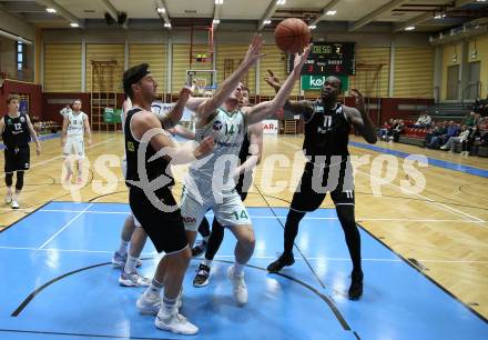 Basketball 2. Liga 2021/2022. Grunddurchgang 19. Runde.  KOS Celovec gegen  RAIDERS Tirol.  Marko Gutalj (KOS), Timur Bas, John Franklyn Gardiner   (Tirol). Klagenfurt, am 12.3.2022.
Foto: Kuess
www.qspictures.net
---
pressefotos, pressefotografie, kuess, qs, qspictures, sport, bild, bilder, bilddatenbank