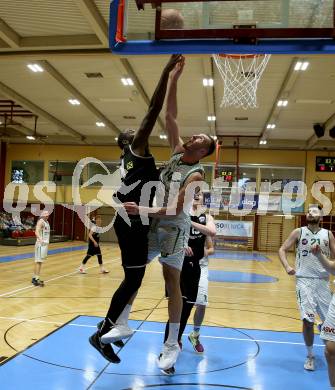 Basketball 2. Liga 2021/2022. Grunddurchgang 19. Runde.  KOS Celovec gegen  RAIDERS Tirol.  Marko Gutalj (KOS),  John Franklyn Gardiner  (Tirol). Klagenfurt, am 12.3.2022.
Foto: Kuess
www.qspictures.net
---
pressefotos, pressefotografie, kuess, qs, qspictures, sport, bild, bilder, bilddatenbank