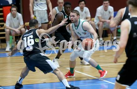 Basketball 2. Liga 2021/2022. Grunddurchgang 19. Runde.  KOS Celovec gegen  RAIDERS Tirol. Tim Huber  (KOS), Lisandro Pascasio  (Tirol). Klagenfurt, am 12.3.2022.
Foto: Kuess
www.qspictures.net
---
pressefotos, pressefotografie, kuess, qs, qspictures, sport, bild, bilder, bilddatenbank