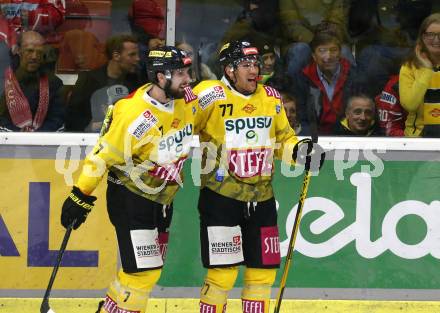 EBEL. Eishockey Bundesliga. KAC gegen	spusu Vienna Capitals. Torjubel Matt Bradley, Matthew Prapavessis  (Vienna Capitals). Klagenfurt, am 13.3.2022.
Foto: Kuess
www.qspictures.net

---
pressefotos, pressefotografie, kuess, qs, qspictures, sport, bild, bilder, bilddatenbank