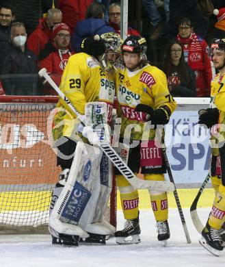 EBEL. Eishockey Bundesliga. KAC gegen	spusu Vienna Capitals. Jubel Bernhard Starkbaum, Nicolai Meyer  (Vienna Capitals). Klagenfurt, am 13.3.2022.
Foto: Kuess
www.qspictures.net

---
pressefotos, pressefotografie, kuess, qs, qspictures, sport, bild, bilder, bilddatenbank