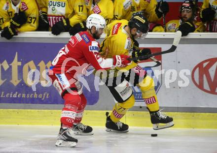 EBEL. Eishockey Bundesliga. KAC gegen	spusu Vienna Capitals. Martin Schumnig,  (KAC),  Matt Bradley (Vienna Capitals). Klagenfurt, am 13.3.2022.
Foto: Kuess
www.qspictures.net

---
pressefotos, pressefotografie, kuess, qs, qspictures, sport, bild, bilder, bilddatenbank