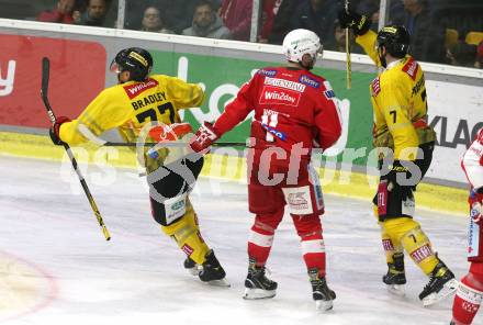 EBEL. Eishockey Bundesliga. KAC gegen	spusu Vienna Capitals. Torjubel Matt Bradley, Matthew Prapavessis  (Vienna Capitals). Klagenfurt, am 13.3.2022.
Foto: Kuess
www.qspictures.net

---
pressefotos, pressefotografie, kuess, qs, qspictures, sport, bild, bilder, bilddatenbank