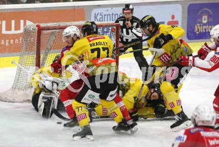 EBEL. Eishockey Bundesliga. KAC gegen	spusu Vienna Capitals. Manuel Geier,  (KAC),  Matt Bradley, Alex Wall, James Sheppard (Vienna Capitals). Klagenfurt, am 13.3.2022.
Foto: Kuess
www.qspictures.net

---
pressefotos, pressefotografie, kuess, qs, qspictures, sport, bild, bilder, bilddatenbank