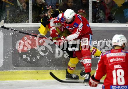 EBEL. Eishockey Bundesliga. KAC gegen	spusu Vienna Capitals. Paul Postma,  (KAC), Matt Bradley  (Vienna Capitals). Klagenfurt, am 13.3.2022.
Foto: Kuess
www.qspictures.net

---
pressefotos, pressefotografie, kuess, qs, qspictures, sport, bild, bilder, bilddatenbank