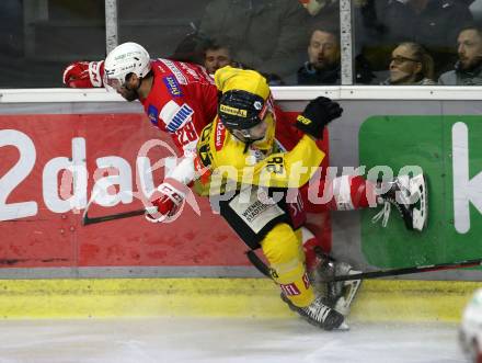 EBEL. Eishockey Bundesliga. KAC gegen	spusu Vienna Capitals. Martin Schumnig, (KAC), Luke Moncada   (Vienna Capitals). Klagenfurt, am 13.3.2022.
Foto: Kuess
www.qspictures.net

---
pressefotos, pressefotografie, kuess, qs, qspictures, sport, bild, bilder, bilddatenbank