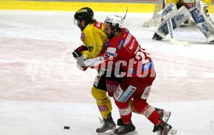 EBEL. Eishockey Bundesliga. KAC gegen	spusu Vienna Capitals. Steven Strong,  (KAC), Charles Dodero  (Vienna Capitals). Klagenfurt, am 13.3.2022.
Foto: Kuess
www.qspictures.net

---
pressefotos, pressefotografie, kuess, qs, qspictures, sport, bild, bilder, bilddatenbank