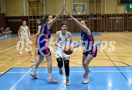 Basketball Damen Superliga 2021/2022. Grunddurchgang 11. Runde.  KOS Celovec Damen gegen   UBSC-DBBC Graz. Antonia Ronacher  (KOS), Maria Repelnig, Lejla Meskic   (Graz). Klagenfurt, am 19.3.2022.
Foto: Kuess
www.qspictures.net
---
pressefotos, pressefotografie, kuess, qs, qspictures, sport, bild, bilder, bilddatenbank