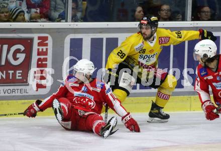 EBEL. Eishockey Bundesliga. KAC gegen	spusu Vienna Capitals. Lukas Haudum,  (KAC),  Luke Moncada (Vienna Capitals). Klagenfurt, am 20.3.2022.
Foto: Kuess
www.qspictures.net

---
pressefotos, pressefotografie, kuess, qs, qspictures, sport, bild, bilder, bilddatenbank