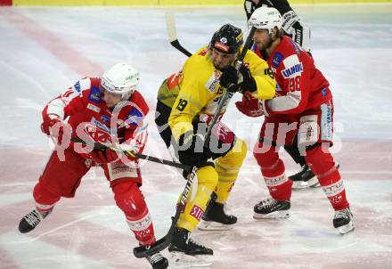 EBEL. Eishockey Bundesliga. KAC gegen	spusu Vienna Capitals. Lukas Haudum, Daniel Obersteiner, (KAC),   Brody Sutter  (Vienna Capitals). Klagenfurt, am 20.3.2022.
Foto: Kuess
www.qspictures.net

---
pressefotos, pressefotografie, kuess, qs, qspictures, sport, bild, bilder, bilddatenbank